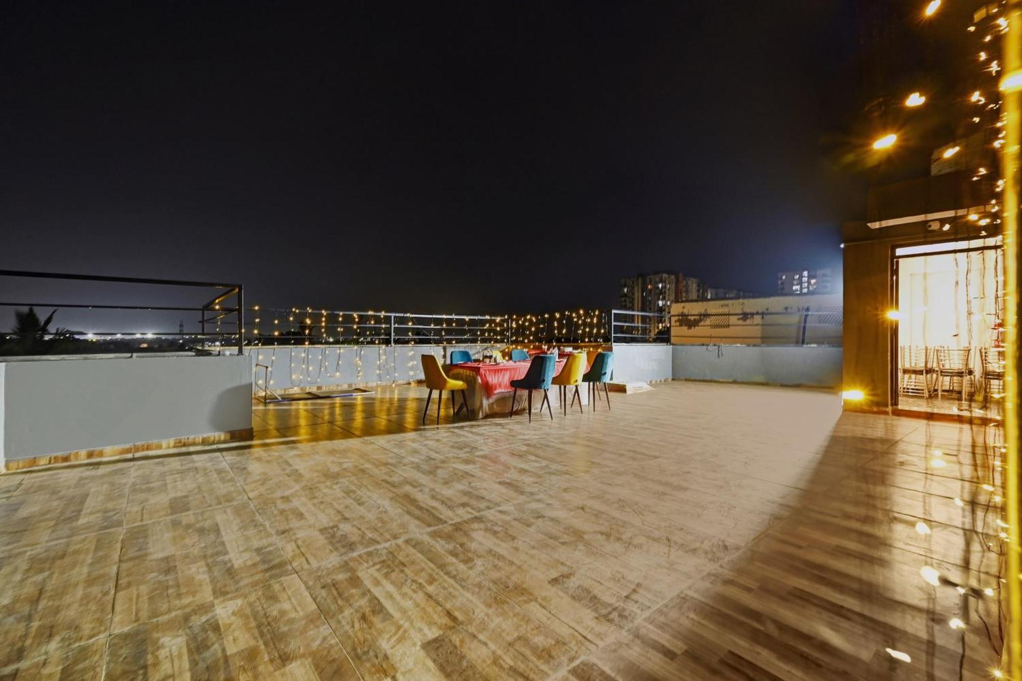 Super Townhouse Oak Hillside Aqua Hotel Khandagiri Bagian luar foto