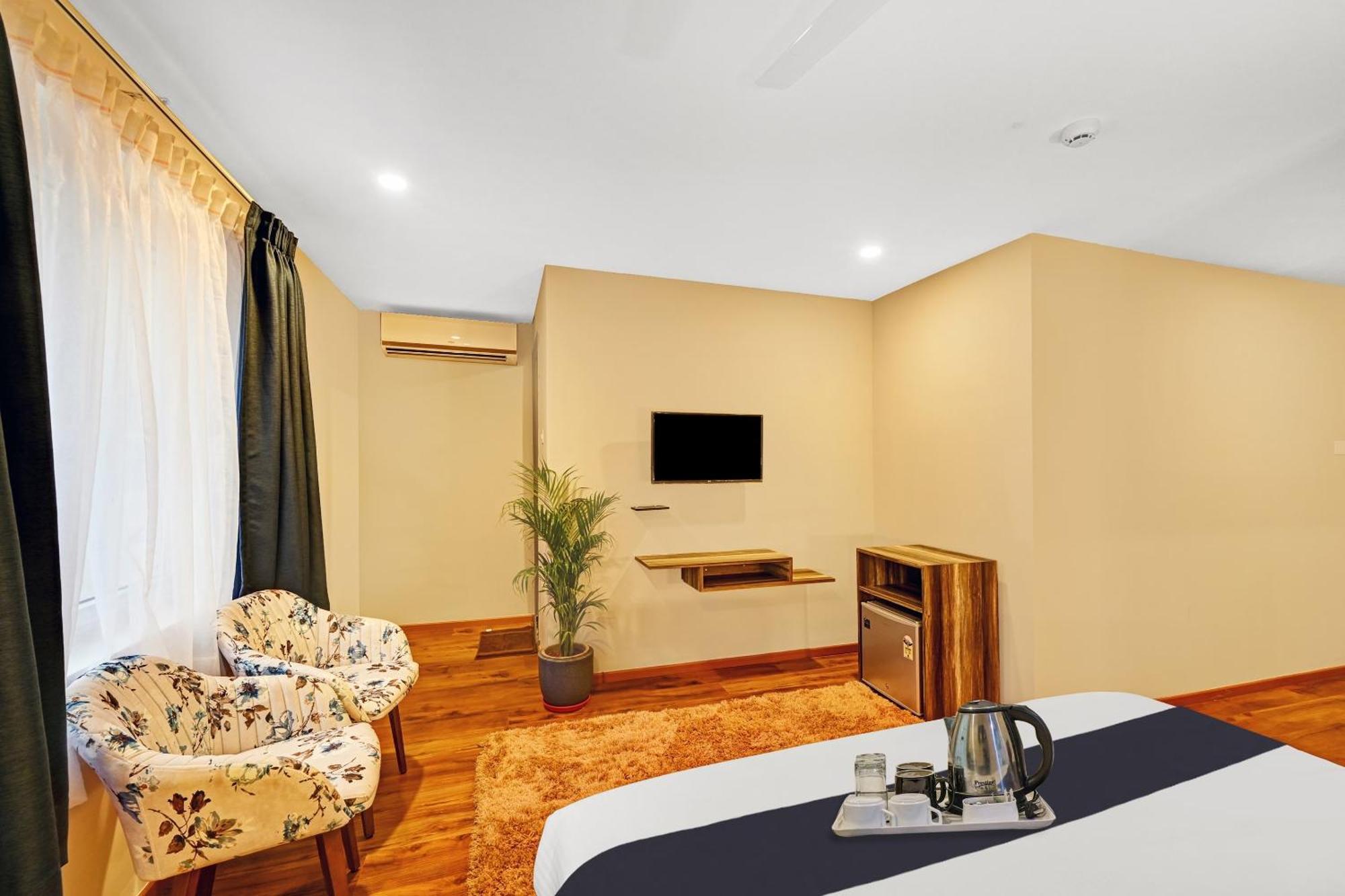 Super Townhouse Oak Hillside Aqua Hotel Khandagiri Bagian luar foto