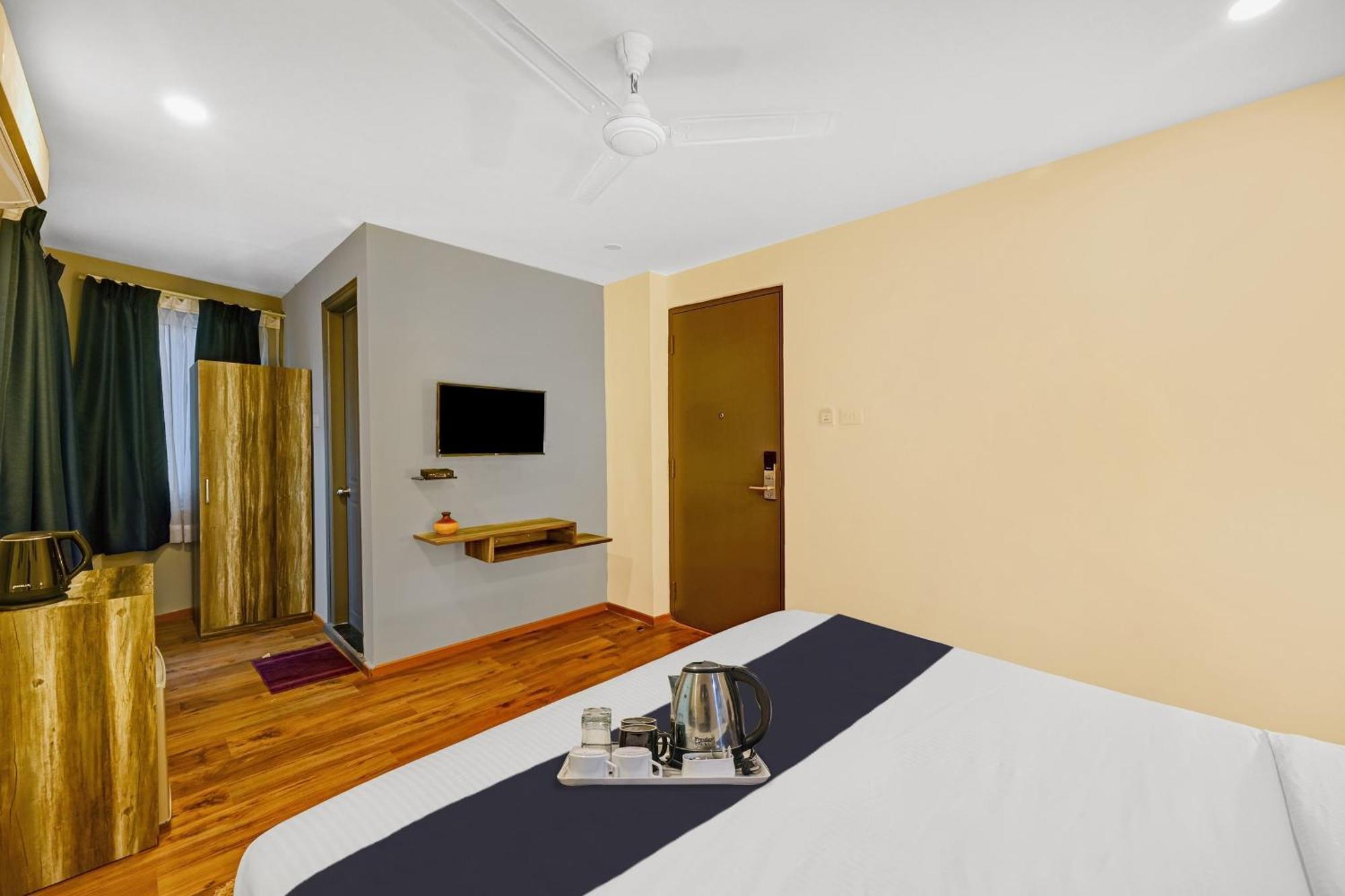 Super Townhouse Oak Hillside Aqua Hotel Khandagiri Bagian luar foto