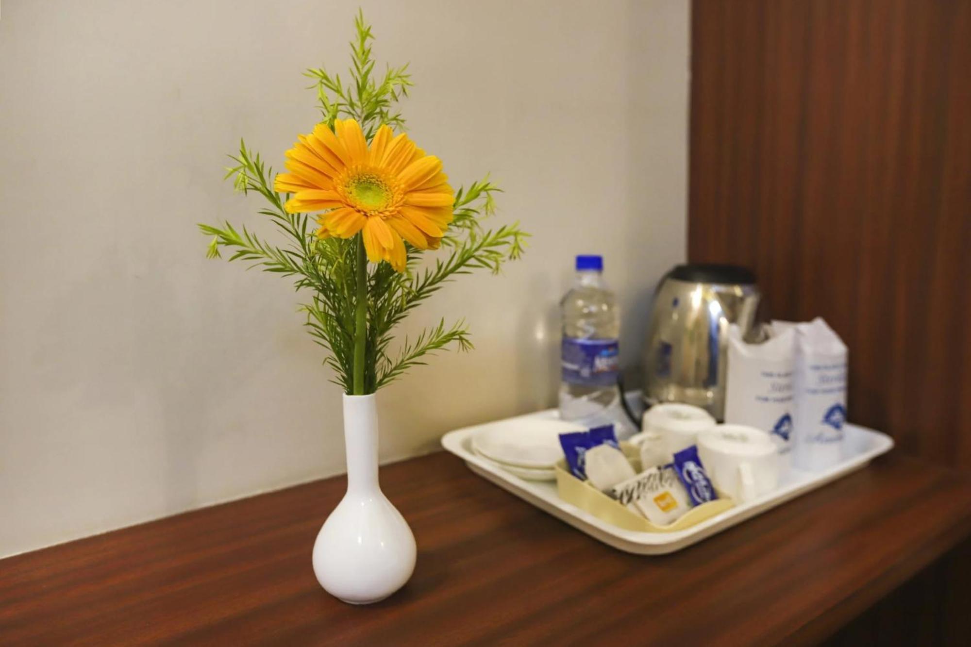 Super Townhouse Oak Hillside Aqua Hotel Khandagiri Bagian luar foto