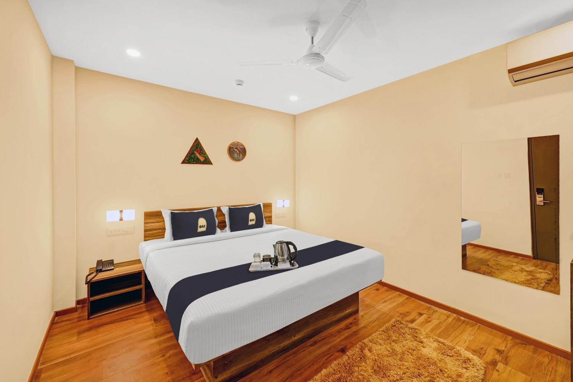 Super Townhouse Oak Hillside Aqua Hotel Khandagiri Bagian luar foto