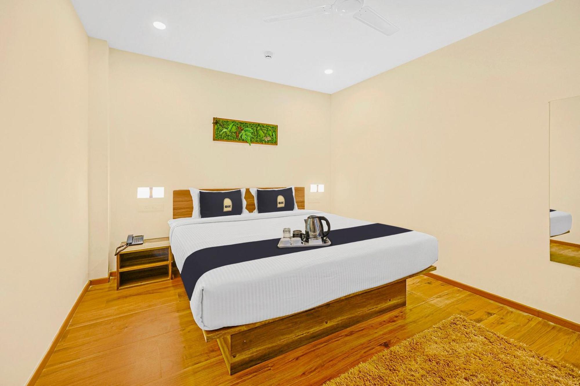 Super Townhouse Oak Hillside Aqua Hotel Khandagiri Bagian luar foto