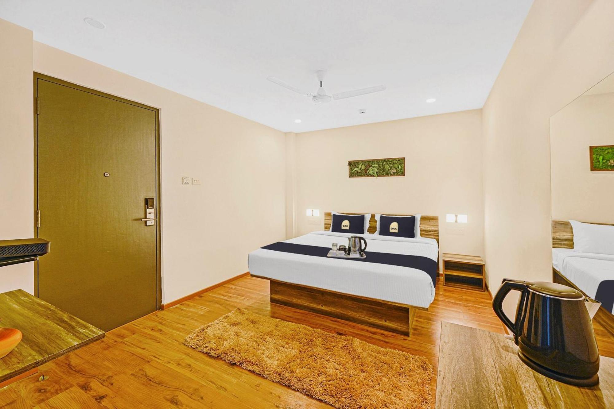 Super Townhouse Oak Hillside Aqua Hotel Khandagiri Bagian luar foto