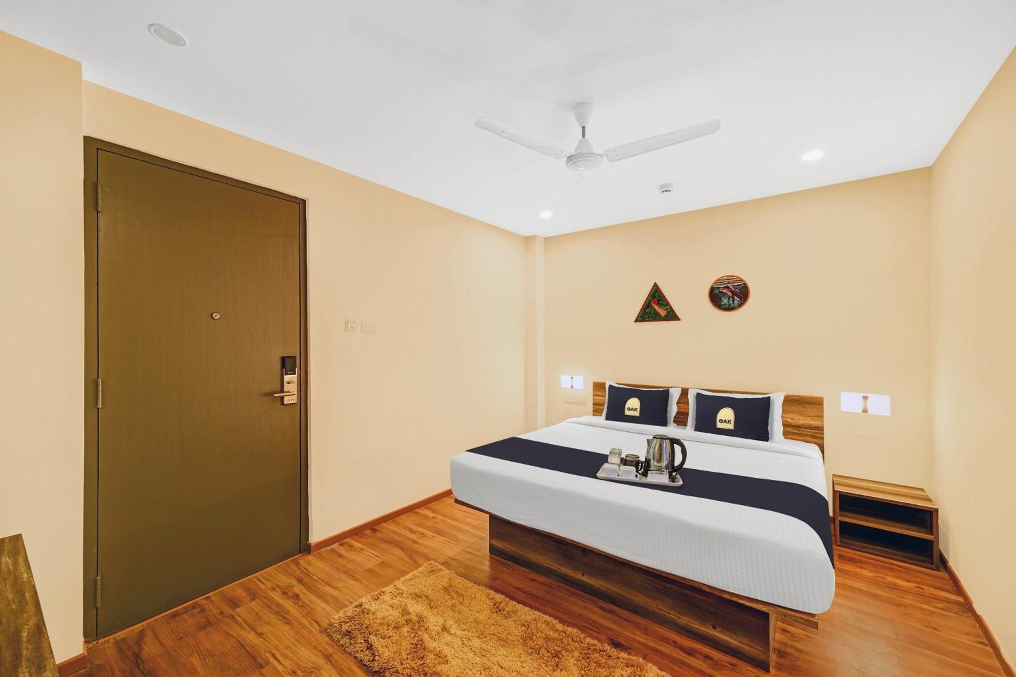 Super Townhouse Oak Hillside Aqua Hotel Khandagiri Bagian luar foto