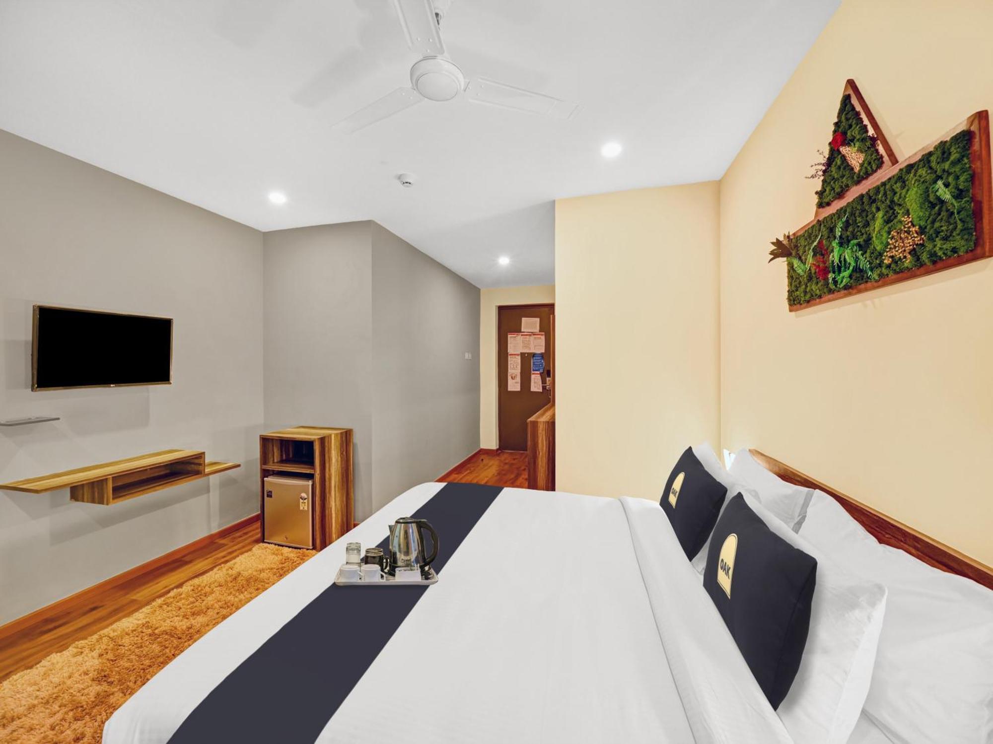 Super Townhouse Oak Hillside Aqua Hotel Khandagiri Bagian luar foto